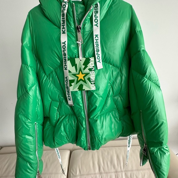 Beautiful jacket I used for a content. I live in Miami no room for it. Brand New - Picture 3 of 3